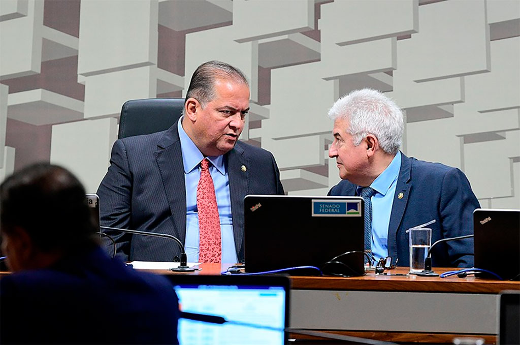 O presidente da CCDD, Eduardo Gomes (PL-TO), e o senador Astronauta Marcos Pontes (PL-SP), relator de projetos em pauta – Foto: Pedro França/Agência Senado