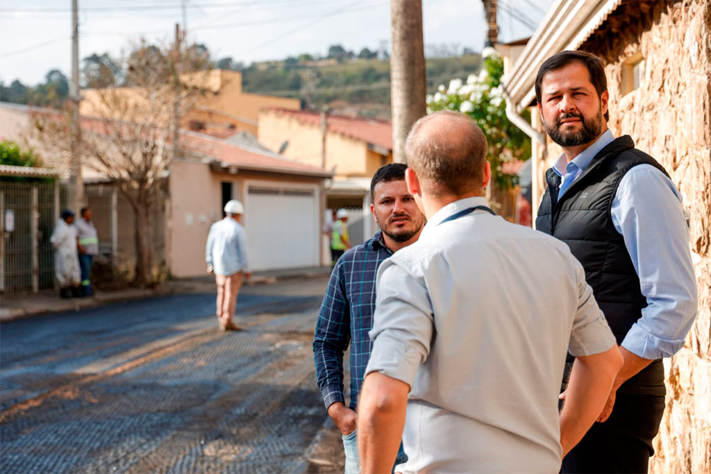 Prefeito de Jundiaí, Luiz Fernando Machado (PL-SP), esteve no Jardim Danúbio para conferir o avanço nas obras de recapeamento - Foto: PMJ