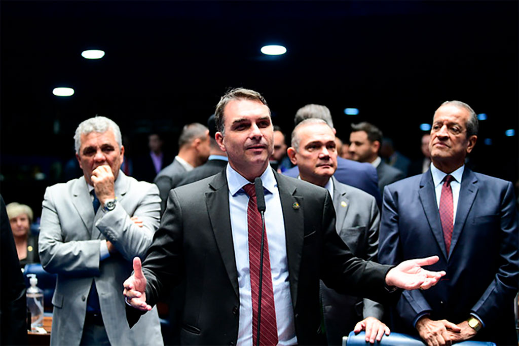 Em pronunciamento, à bancada, senador Flávio Bolsonaro (PL-RJ) - Foto: Pedro França/Agência Senado