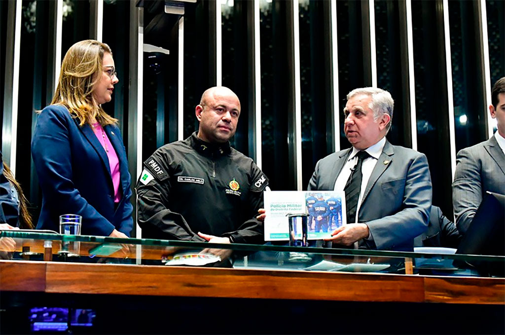 Coronel Carlos de Souza, entre os senadores Izalci ( dir.) e Leila (esq.), recebe diploma de Honra ao Mérito pelo trabalho da equipe da PMDF na ajuda aos desabrigados no RS – Foto: Waldemir Barreto/Agência Senado
