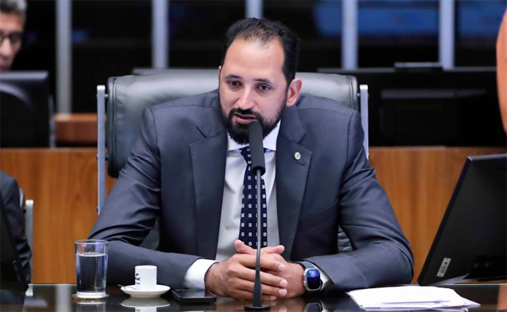 O relator, deputado Mauricio do Vôlei (PL-MG) recomenda a aprovação da proposta - Foto: Zeca Ribeiro / Câmara dos Deputados