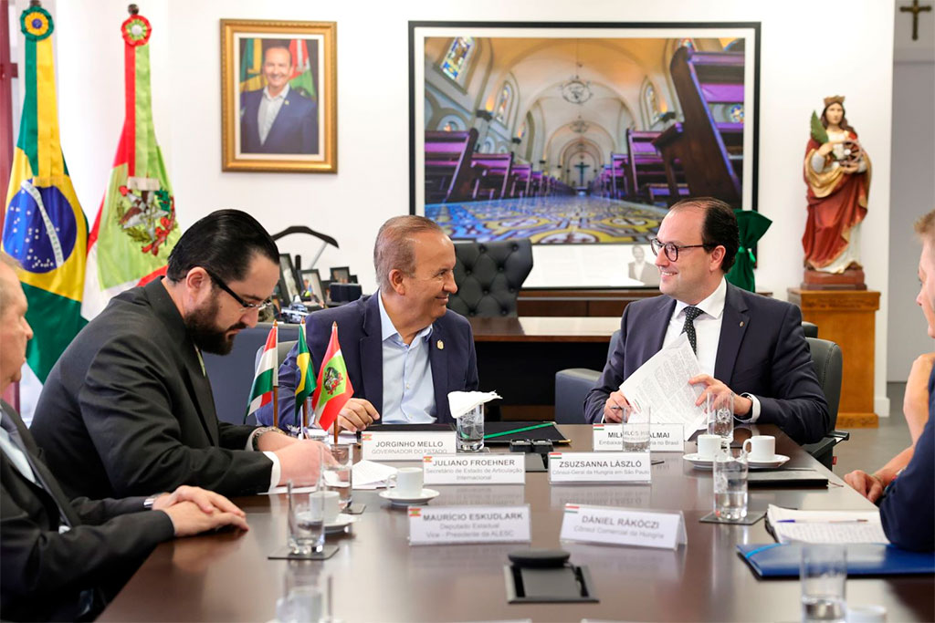 Governador de Santa Catarina, Jorginho Mello (PL-SC), recebeu o embaixador da Hungria no Brasil, Miklós Halmai, no Centro Administrativo do Estado - Foto: Eduardo Valente / SECOM