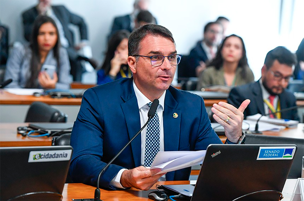 Autor do projeto, Flávio Bolsonaro (PL-RJ) leu o relatório de Davi Alcolumbre Roque de Sá/Agência Senado