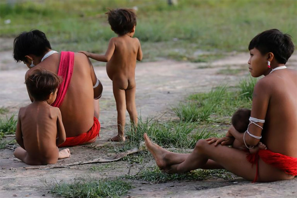 Mulheres e crianças em Surucucu, terra indígena yanomami - Foto: Fernando Frazão/Agência Brasil