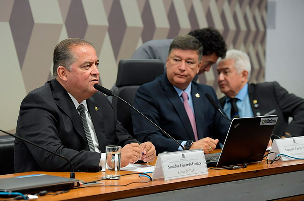 Relator da proposta, Eduardo Gomes (PL-TO) (à esq., ao lado de Carlos Viana) apresentou texto substitutivo – Foto: Saulo Cruz/Agência Senado