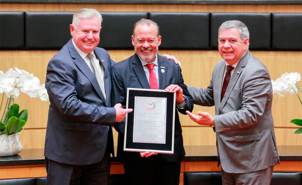 Presidente da ADVB/SC, Ricardo Barbosa Lima, recebe homenagem dos deputados Nilso Berlanda (PL-SC) e Mario Motta, em sessão na noite da última segunda, 15.