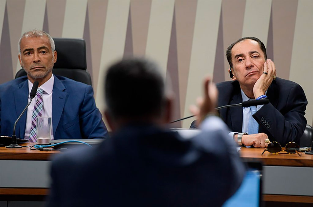 Projeto de Romário (PL-RJ) (à esq., ao lado de Jorge Kajuru) segue para a Comissão de Defesa da Democracia – Foto: Saulo Cruz/Agência Senado