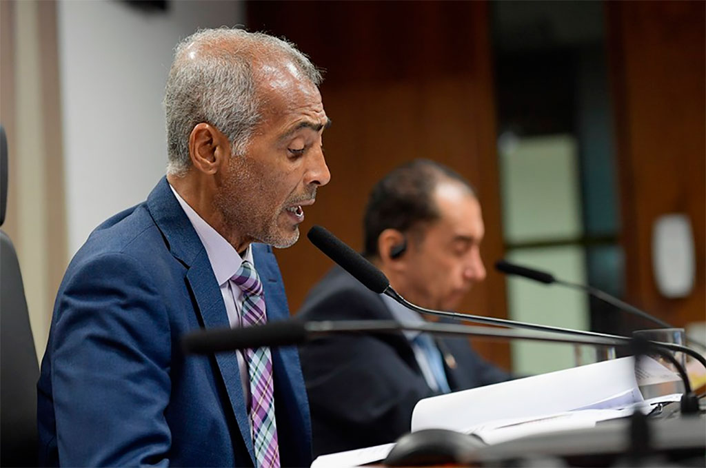 Romário (PL-RJ foi o relator do projeto, que agora será analisado na Comissão de Assuntos Sociais (CAS). Ao fundo, o autor da matéria, Jorge Kajuru – Foto: Saulo Cruz/Agência Senado