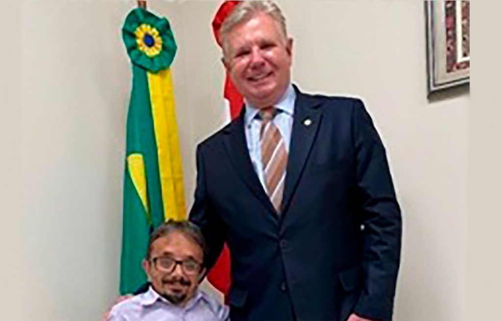 Gabrielzinho e o deputado Nilso Berlanda (PL-SC) – Foto: Agência/ALESC