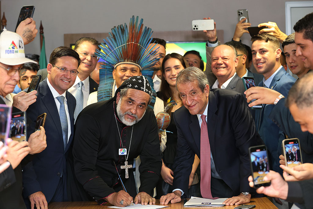 Padre Kelmon e o presidente Valdemar durante assinatura da ficha de filiação - Foto: Beto Barata/PL