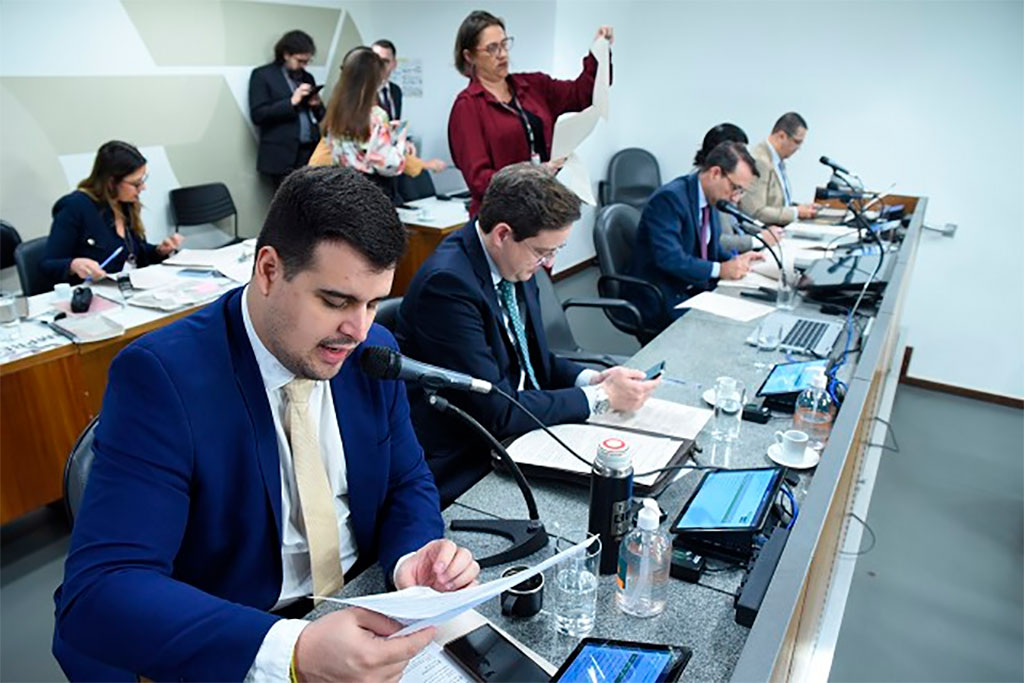 O deputado Bruno Engler (PL-MG) (à esquerda) foi o relator do projeto sobre a contagem do tempo de serviço para servidores - Foto: Guilherme Bergamini