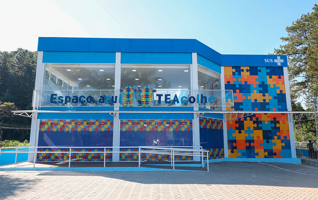 O Espaço Azul TEAcolhe possui 20 ambientes, entre eles, cozinha, jardim sensorial, consultórios com sala-espelho, espaços kids e para famílias, além de salas multifuncionais para prática de atividades com equipe especializada - Foto: (Rafael Campos)