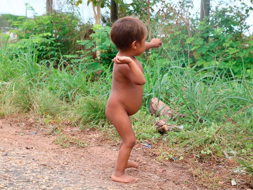  Criança Yanomami perto de hospital de campanha – Foto: Rovena Rosa/Agência Brasil