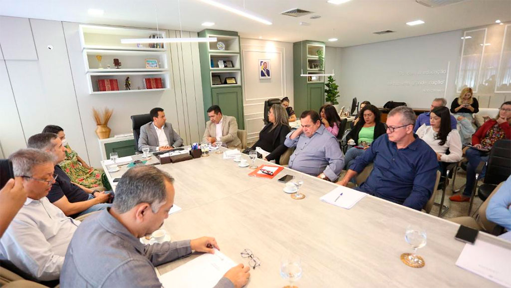 “É uma forma de valorização dos profissionais da educação”, afirmou o parlamentar - Foto: Hênio José/Seduc /