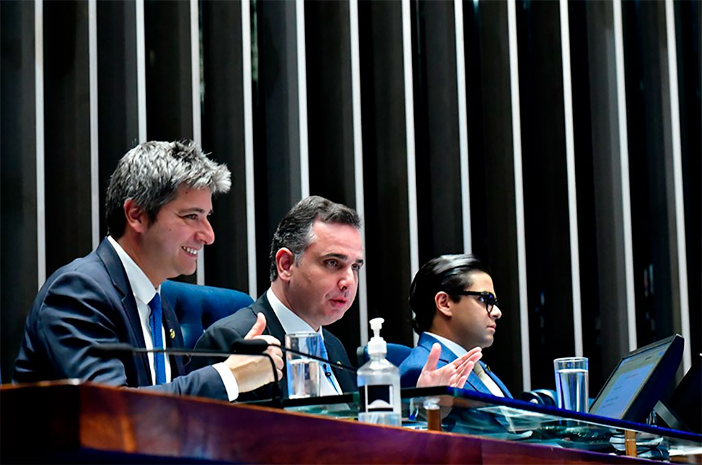 Ao lado de Portinho (PL-RJ) (E), Pacheco anunciou o adiamento em busca de consenso para votar a PEC – Foto: Waldemir Barreto/Agência Senado