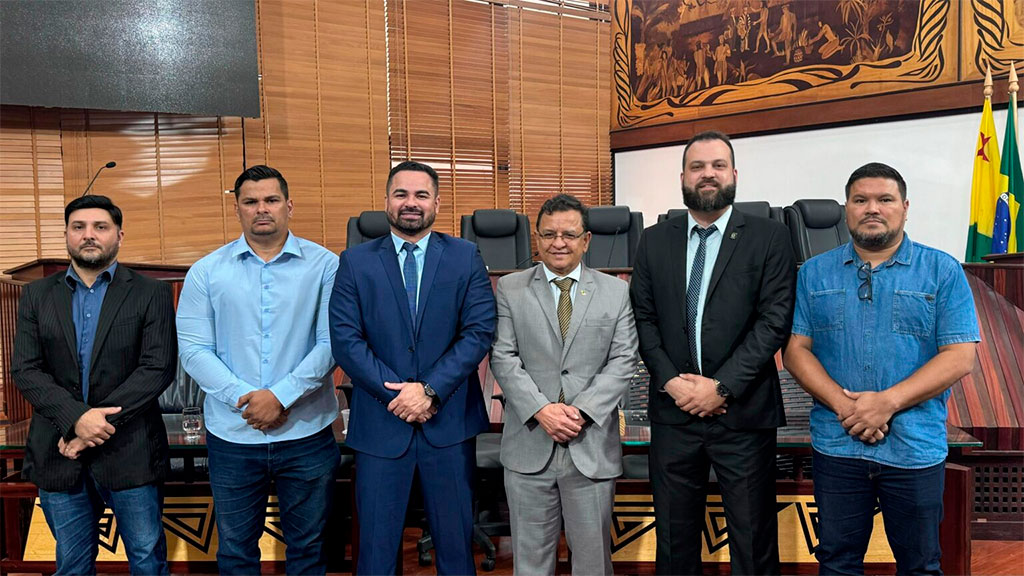 Eden Azevedo (Sindpol-Ac), deputado Arlenilson Cunha (PL-AC), deputado Luiz Gonzaga, Ferdinando Gregório (Agepenn-Brasil) e Carlos Leopoldo (Asspen-Ac) - Foto: Sérgio Vale
