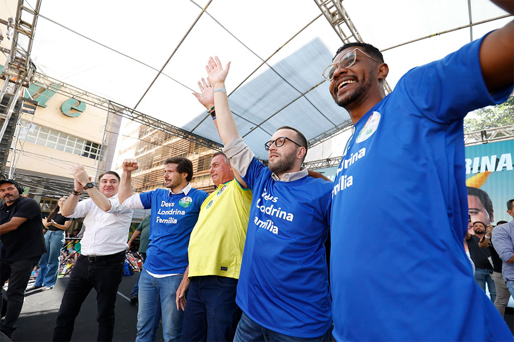 Ato do PL com Bolsonaro reúne milhares de apoiadores em Londrina; Filipe Barros (PL-PR) e Giacobo (PL-PR) foram os anfitriões - Foto: Assessoria do Comunicação do PL do Paraná