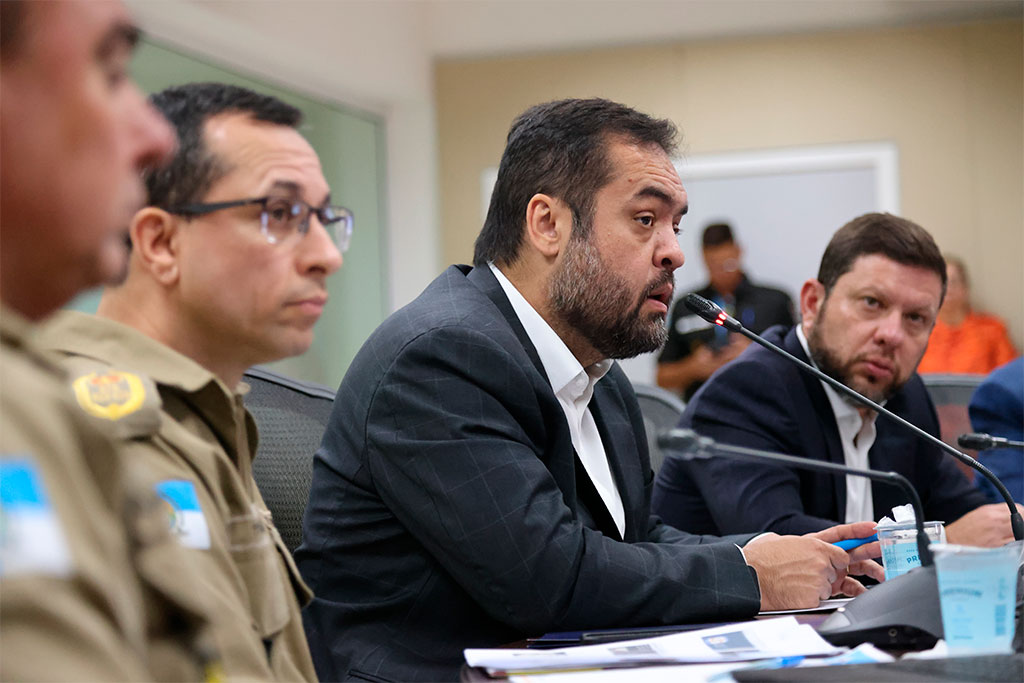 Governador Cláudio Castro (PL-RJ) durante a última reunião do Gabinete de Crise do Governo do Estado para o combate aos incêndios florestais – Foto: Marcelo Regua