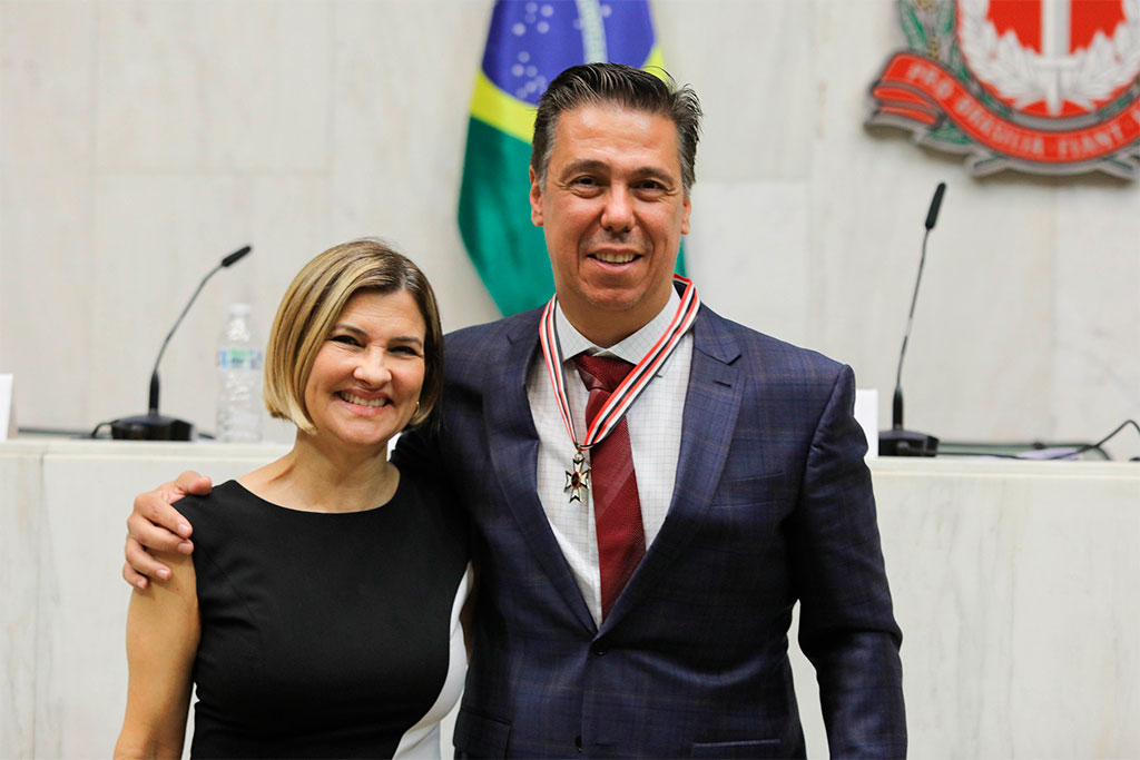 Deputada Delegada Graciela (PL-SP) e o técnico do Sesi Franca Basquete, Helinho – Foto: Assessoria da deputada Delegada Graciela