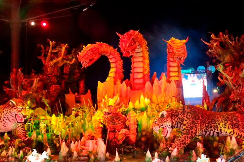 Apresentação do grupo do Boi Garantido, em 2015, no Festival Folclórico de Parintins - Foto: Patrícia Fontoura/Agência Brasil 