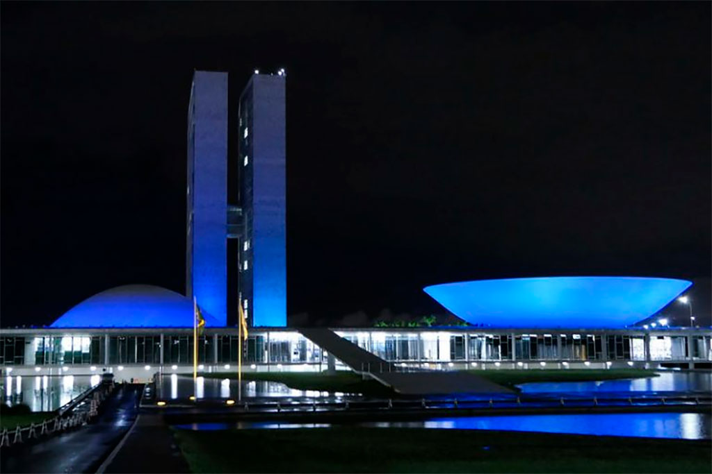 O Congresso costuma ser iluminado com cores diferentes em ocasiões especiais – Foto: Roque de Sá/Agência Senado