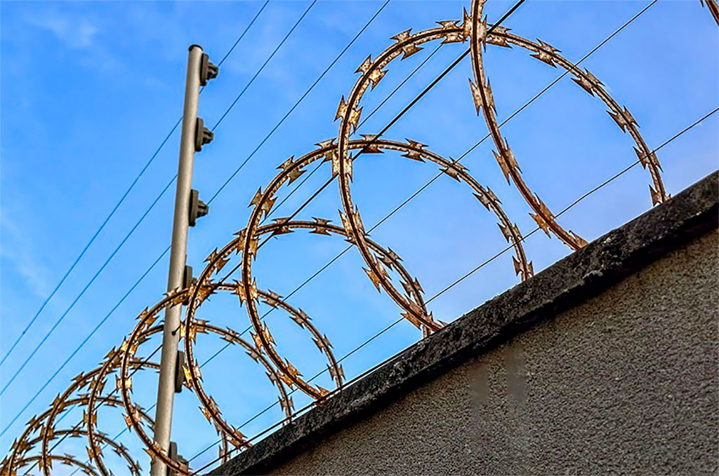 Projeto inclui uso de força letal para repelir invasão de domicílio, além de utilizar dispositivos de segurança como cercas elétricas, arame farpado e cães de guarda – Foto:
freepik/caciomurilo1
