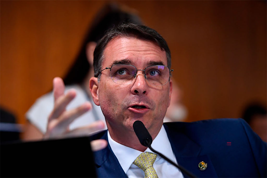 Em pronunciamento, à bancada, relator do PL 1.676/2023, senador Flávio Bolsonaro (PL-RJ) - Foto: Edilson Rodrigues/Agência Senado