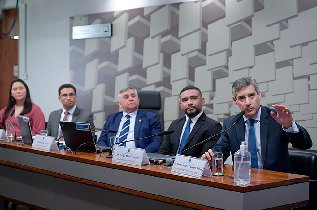 A audiência pública foi presidida pelo senador Izalci Lucas (PL-DF) (c) – Foto: Saulo Cruz/Agência Senado
