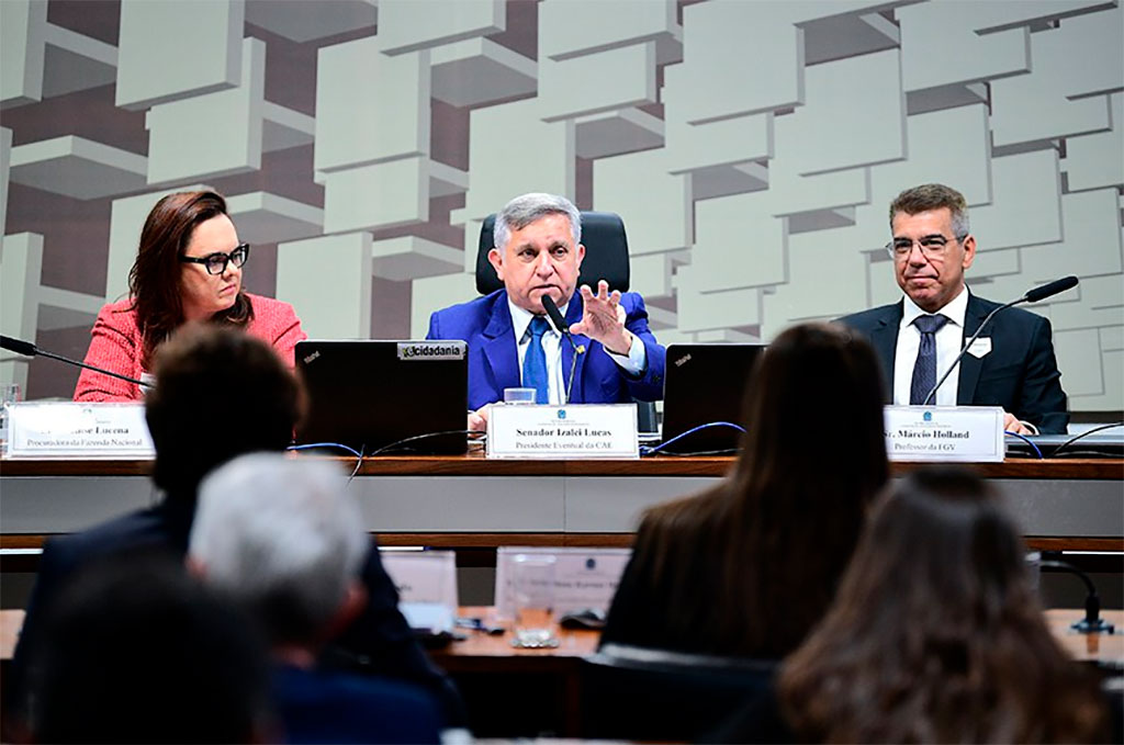 Senador Izalci Lucas (PL-DF) (C) em uma das audiências promovidas pelo grupo da CAE que debate a regulamentação da reforma – Foto: Marcos Oliveira/Agência Senado