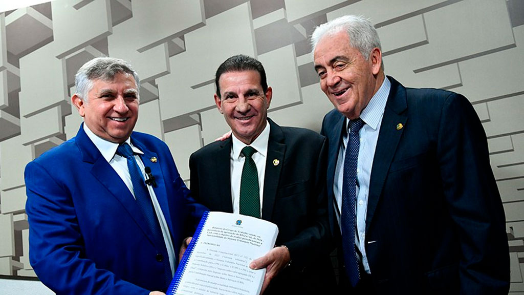 Izalci (PL-DF), Vanderlan e Otto com o relatório: novas isenções estão entre as propostas – Foto: Geraldo Magela/Agência Senado
