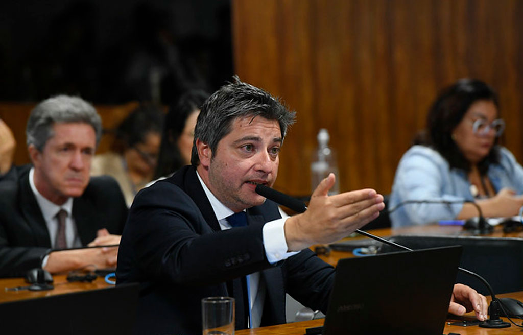 Em pronunciamento, à bancada, senador Carlos Portinho (PL-RJ) - Foto: Marcos Oliveira/Agência Senado