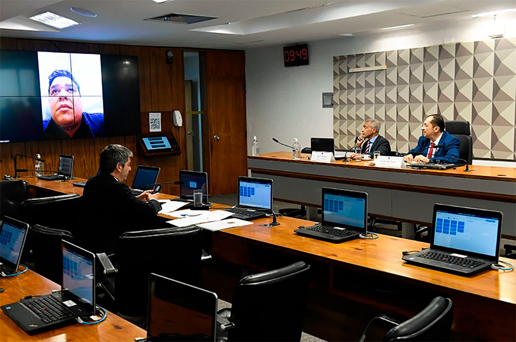 Em depoimento por videoconferência, William Rogatto (no telão) disse aos senadores que tem provas do esquema – Foto: Jefferson Rudy/Agência Senado