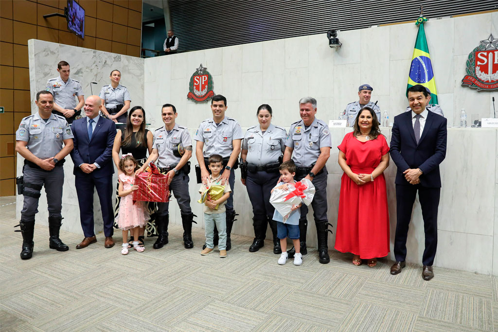Polícia Rodoviária premia concurso de cartão de Natal e lança calendário 2025 - Foto: divulgação/Assessoria do deputado Carlos Cezar/ALESP
