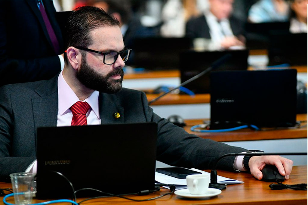 Para o senador Jorge Seif (PL-SC), investigação com agentes disfarçados é indispensável no ambiente virtual – Fonte: Geraldo Magela/Agência Senado