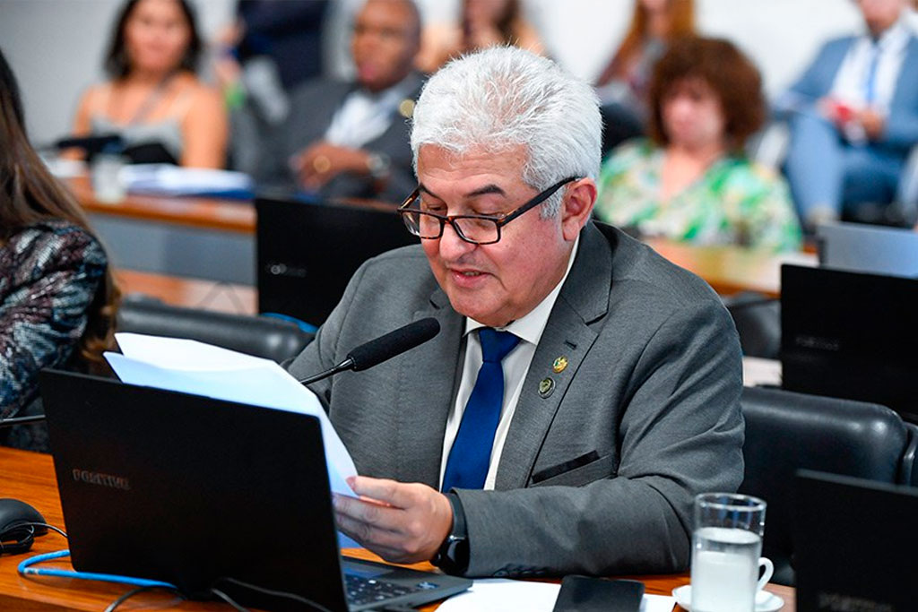 O senador Astronauta Marcos Pontes (PL-SP) lê o relatório favorável ao projeto – Foto: Roque de Sá/Agência Senado