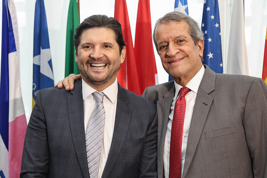 O deputado André do Prado (PL-SP), junto ao presidente nacional do Partido Liberal (PL), Valdemar da Costa Neto, conduziu a entrega do Colar de Honra ao Mérito Legislativo a Conceição Alvino, ex-prefeita de Guararema, em sessão solene da ALESP - Foto: Bruna Sampaio/Alesp