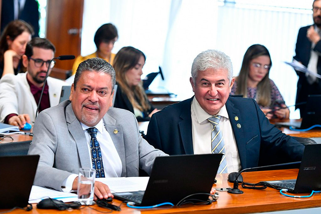 Pontes (à dir), autor do projeto, ao lado de Hiran, na sessão da Comissão de Educação Edilson Rodrigues/Agência Senado