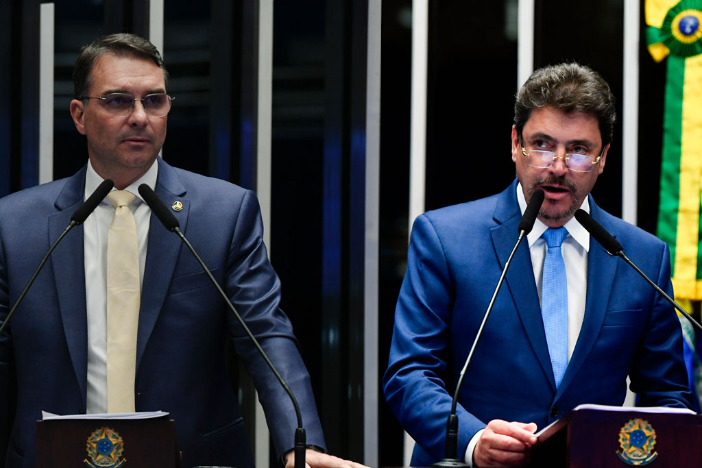 Relator do Projeto, Senador Flávio Bolsonaro (PL-RJ) e o autor, Senador Wilder Morais (PL-GO) - Foto: divulgação/Agência Senado