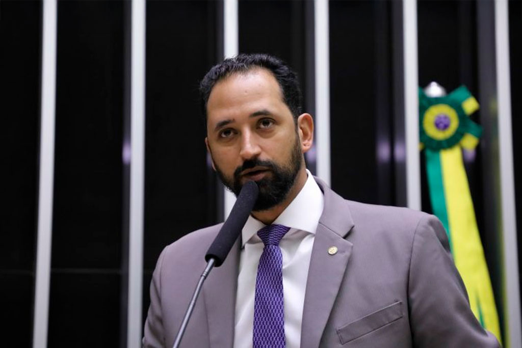 Deputado Mauricio do Vôlei (PL-MG) recomendou a aprovação da proposta – Foto: Mário Agra / Câmara dos Deputados