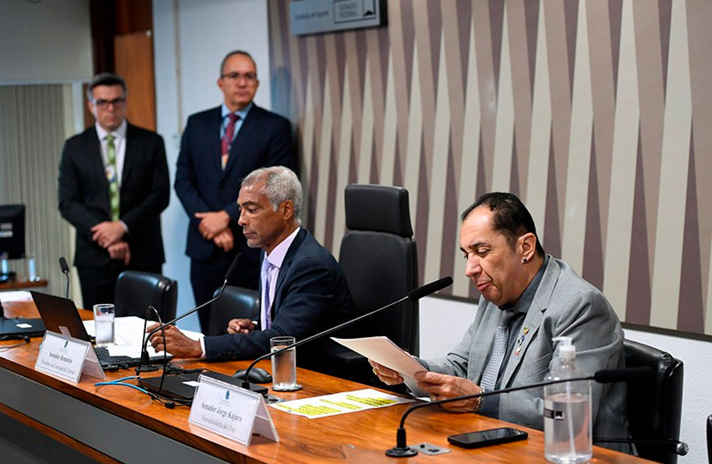 Presidente do colegiado e relator do projeto, Romário (PL-RJ) (E) ao lado do vice-presidente da CEsp, Jorge Kajuru – Foto: Edilson Rodrigues/Agência Senado