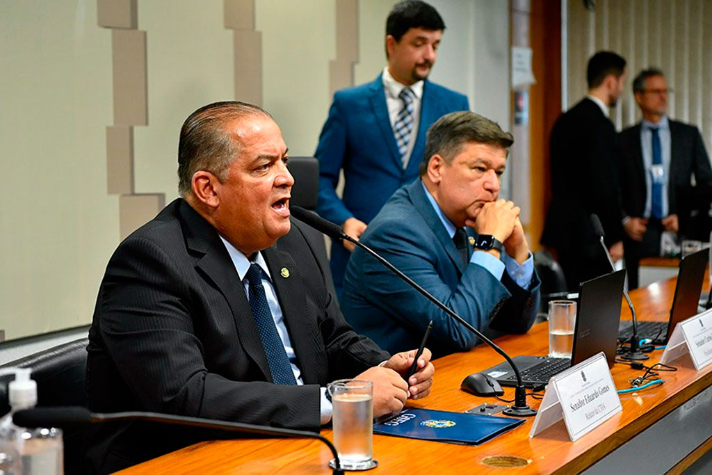 Decisão de mais prazo para substitutivo de Eduardo Gomes (PL-TO) ( à esq) foi para buscar consenso, segundo Viana (à dir.) – Foto: Geraldo Magela/Agência Senado