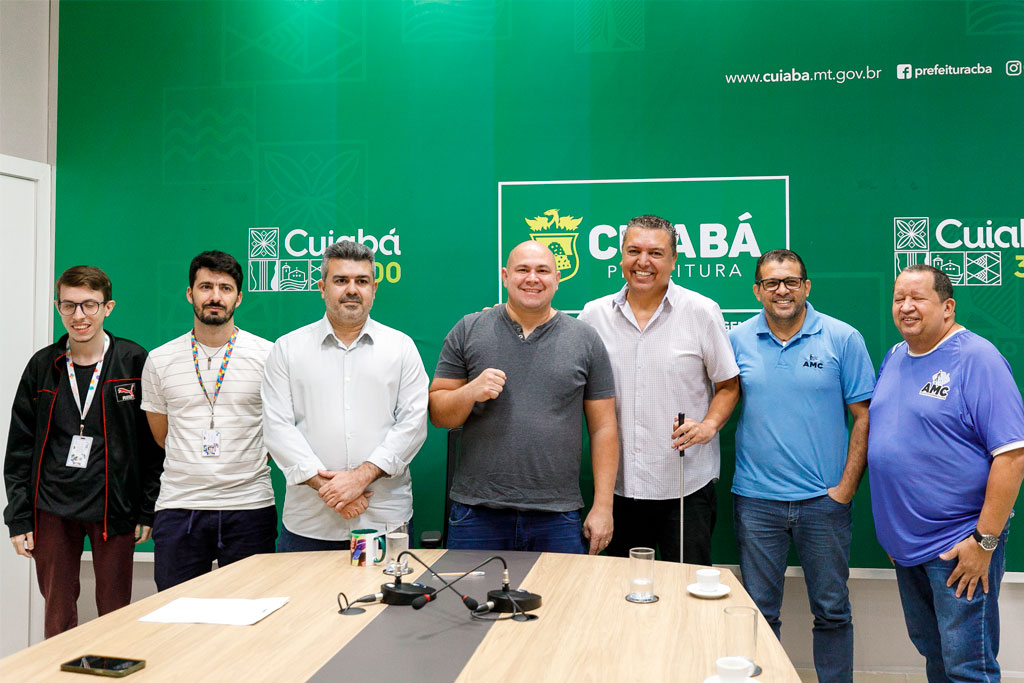 O prefeito de Cuiabá, Abilio Brunini (PL-MT) e o secretário de Inclusão e Acessibilidade, Andrico Xavier, receberam representantes da Associação Mato-grossense de Cegos (AMC) - Foto: Rennan Oliveira