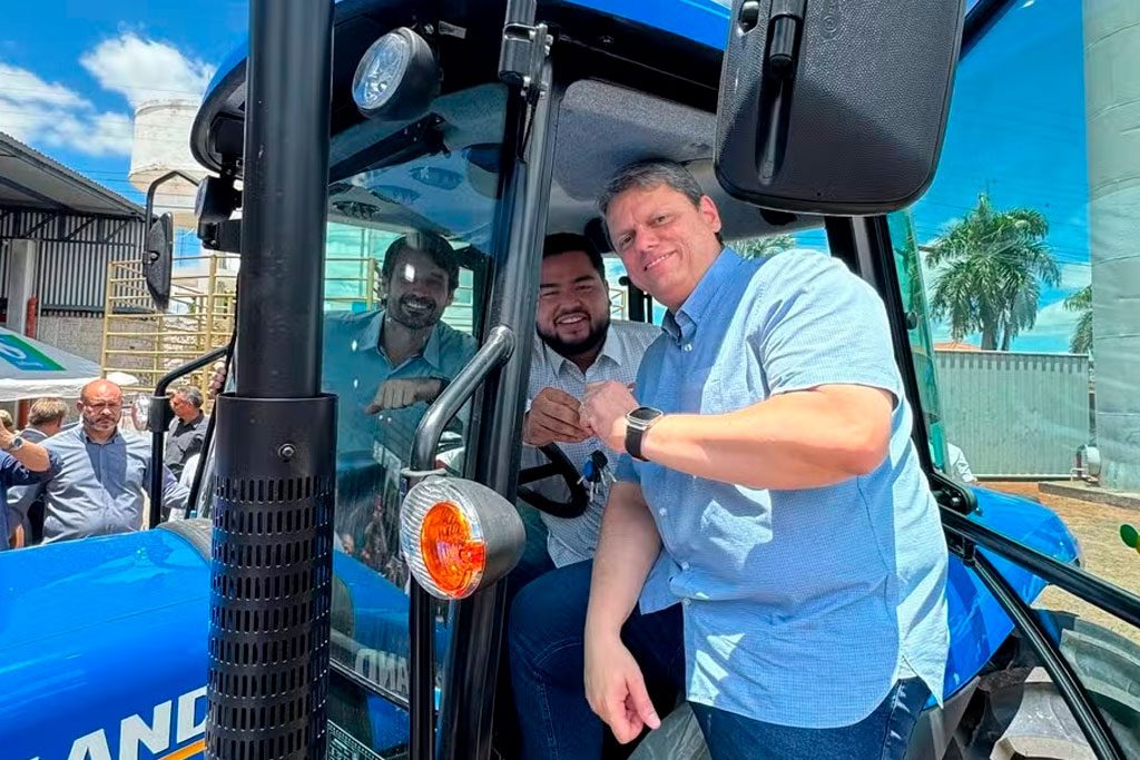 Tupã recebe trator para auxiliar produtores - Da Assessoria do deputado Carlos Cezar