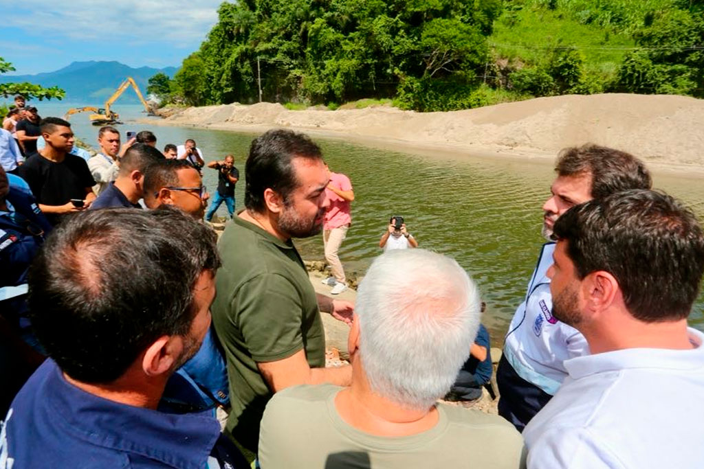Governador Cláudio Castro durante visita às obras do Limpa Rio no Canal do Leitão, na Praia do Saco, em Mangaratiba, na Costa Verde. Foto: Philippe Lima