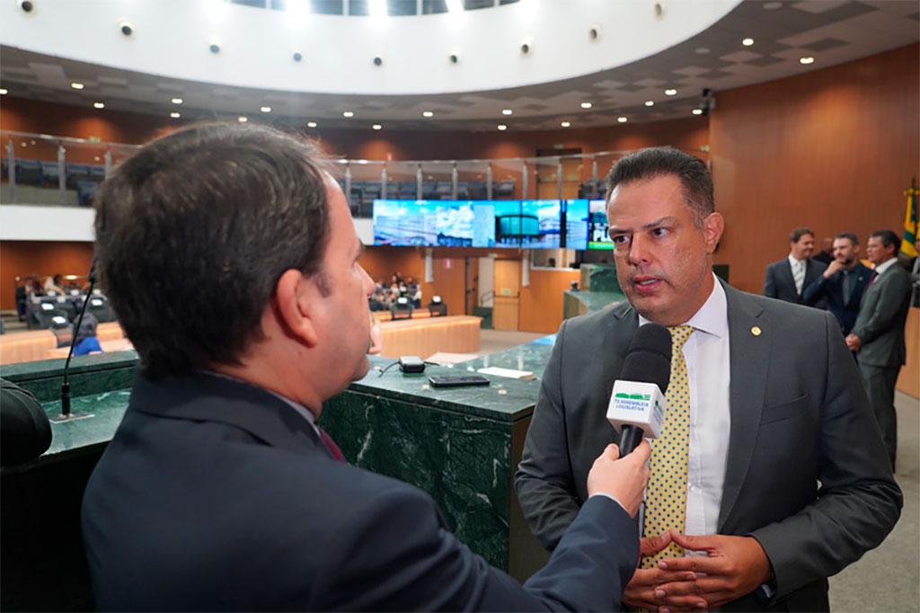 Deputado Delegado Eduardo Prado (PL-GO) pleiteia cidadania goiana a integrantes do grupo de repressão a fraudes da Polícia Civil – Foto: divulgação/ALEGO