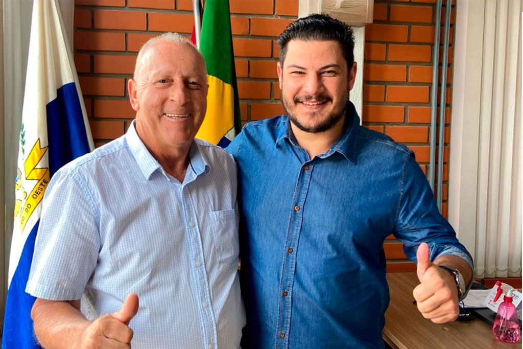 Deputado Oscar Gutz (PL-SC) e o prefeito de Rio do Oeste, Bruno Pessati. FOTO: Assessoria de Comunicação