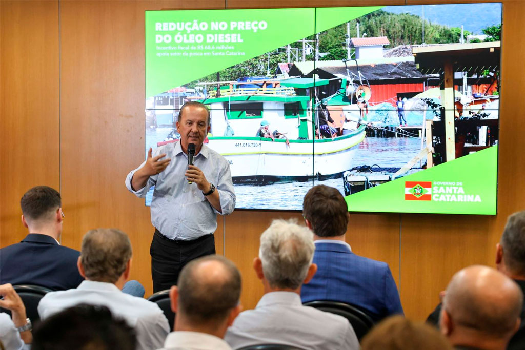Governador Jorginho Mello concede o maior incentivo da história catarinense para os pescadores ao zerar a cobrança de imposto (ICMS) para a compra de até 64,5 milhões do combustível usado na pesca – Foto: Eduardo Valente / GOVSC