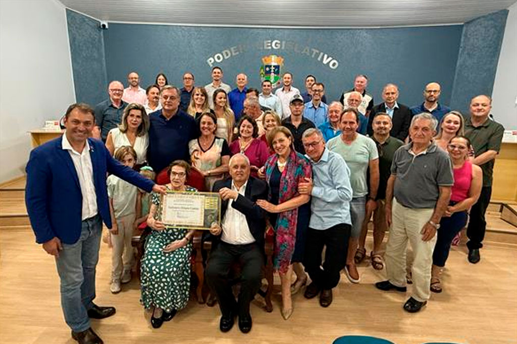 Presidente em exercício da ALRS, Paparico Bacchi (PL-RS), homenageia cidadão urtiguense - Emerson Heitor Carniel