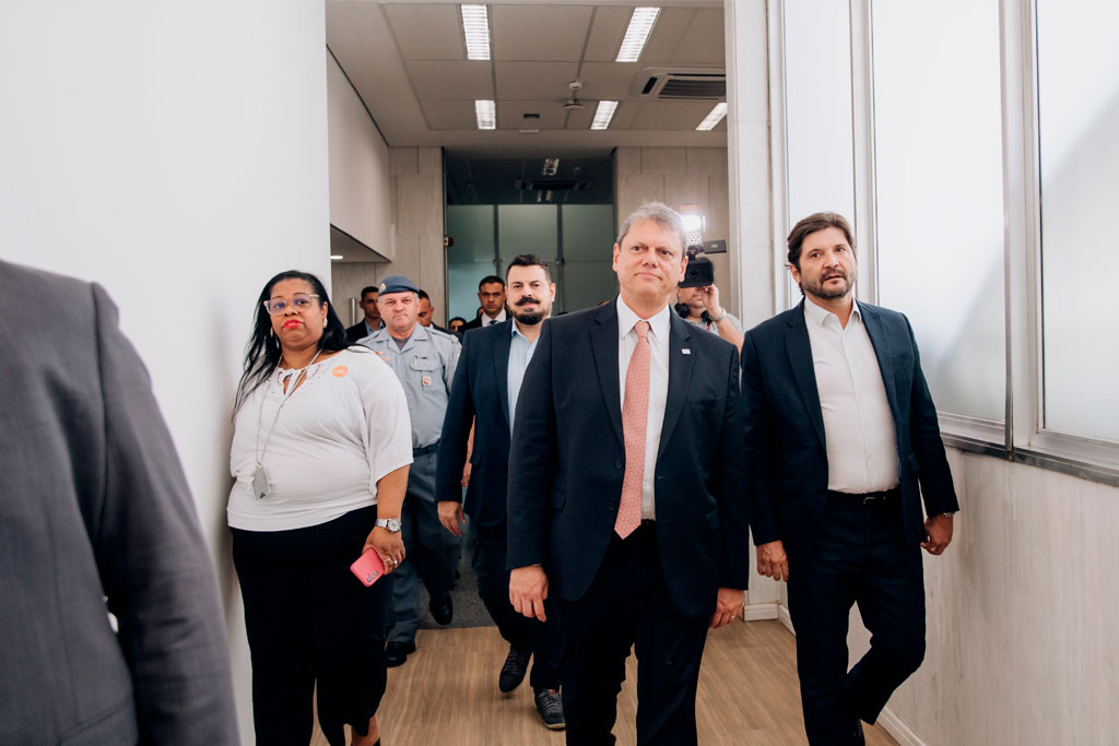 Govenador Tarcísio de Freitas em visita à ALESP caminha junto ao presidente da Assembleia Legislativa do Estado de São Paulo, deputado André do Prado (PL-SP) - Foto: Larissa Navarro