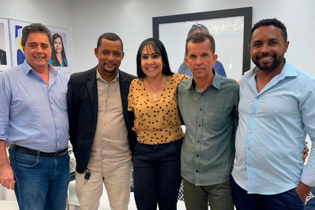 Deputada Janad (PL-TO) com vereadores de Taipas – Foto: ASCOM GABINETE /